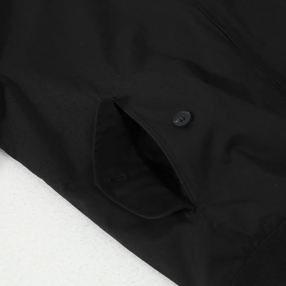 P350 #R23 Ralph Lauren polo white lily contract men's and women's old money style old cadre stand collar workwear Harrington jacket item number RL12020 The fabric has a double-layer shin feel and is full of weight! It's not as heavy as a regular jacket, and the ordinary cotton material feels really different. This one is super comfortable, soft and stylish, and has a green plaid interior that has a retro movie fashion feel! The fit is loose but not baggy. The size is just right and not too picky. The dropped shoulder design modifies the shoulder shape without making it look bulky. This silhouette is a style that will never go out of style after being worn for a long time. The upper body is also very durable and recognizable. The loose and reasonable fit can be worn by both men and women, making it easy to create a clean and refreshing youthful look. The embroidery on the chest is all German Oman embroidery fiber with original data. The embroidery process is very particular about using Japanese Tajima machines to ensure exquisite three-dimensional embroidery. That is what I said is different from the ones on the market. The workmanship is loose and can be used by boys and girls!! Color: Black Khaki Navy Blue Army Green Light Blue Size: M L XL XXL Length: 68/70/72/74 Bust: 122/126/130/134 Shoulder width: 53/54/55/56 Sleeve length: 65/66/67/68